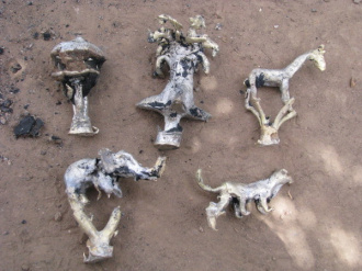 03 Les Pieces Bronze Brutes Encore Avec Leur Appendice